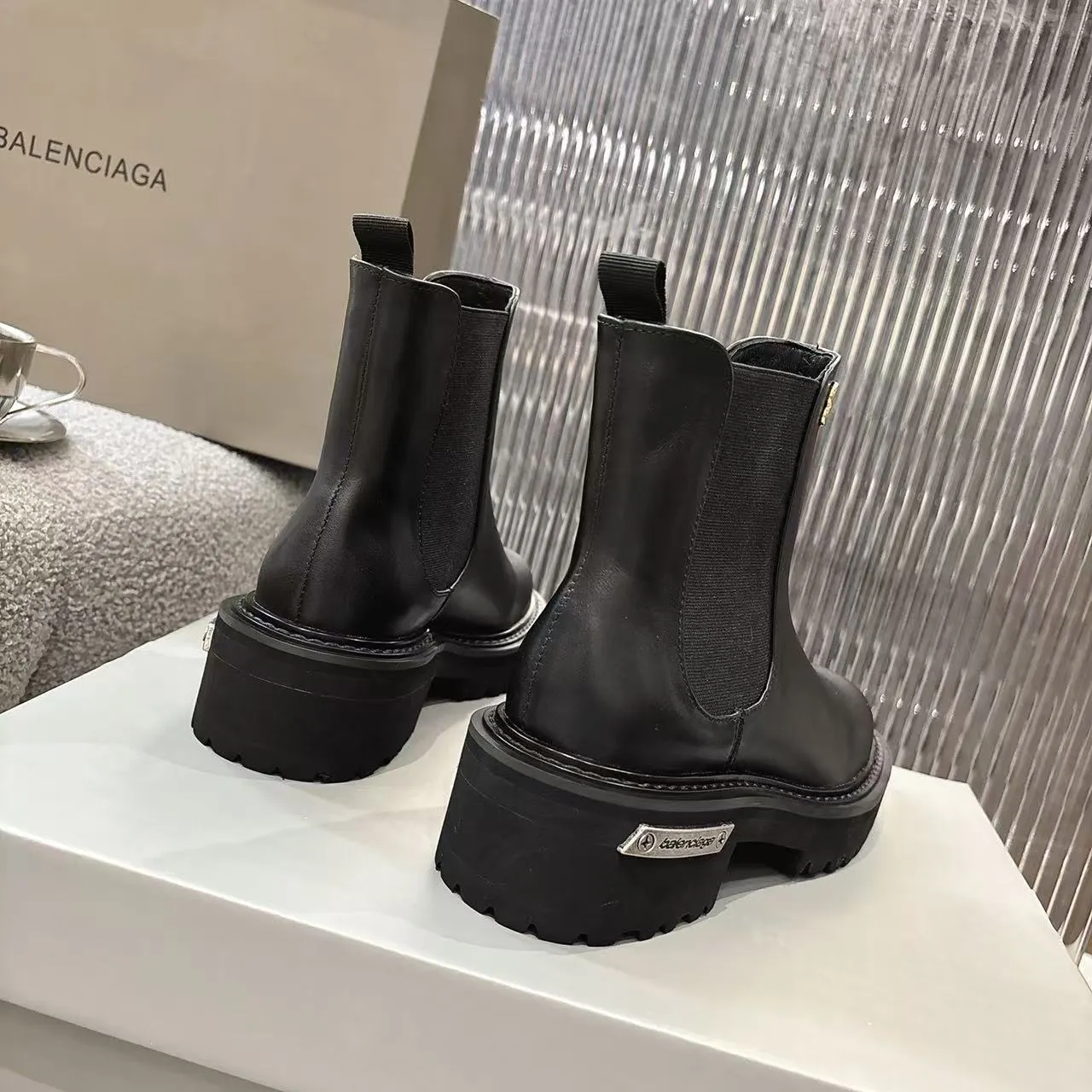 👟👟Ex-factory price 600👟👟 Balenciaga’s much-anticipated Venom Boots are now on sale. From Balenciaga 2025 FALL Series Venom Boots draws inspiration from motorcycle boots, with unique design as the core highlight. It not only enhances the stability of the boots, but also cleverly integrates the brand’s iconic hardware elements to highlight your personality. The design of the large tongue flap is even more unique, creating a casual and uninhibited style and breaking the stereotype of traditional shoes. This series of boots belongs to Balenciaga's 2025 fall non-catwalk products, showing the brand's creative extension beyond regular shows. Surface: Imported cowhide Lining: Sheepskin Size: 35-40 yards (custom-made sizes 41 are non-refundable)